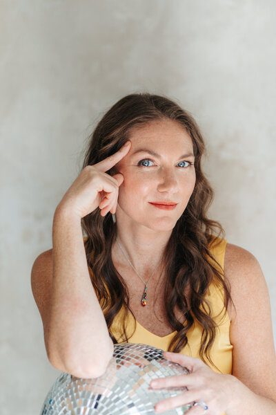 elizabeth with pointing finger on temple