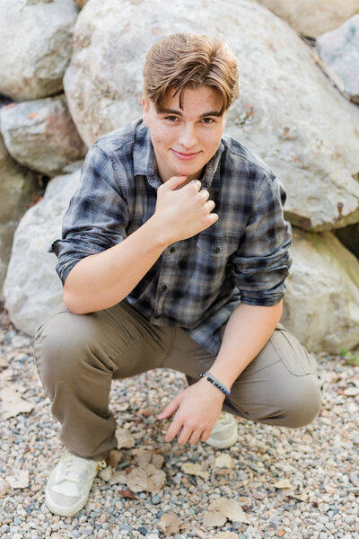 senior-boy-photography-crouch-light-and-airy