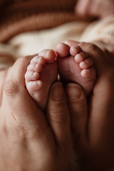 Voetjes newborn tijdens newbornshoot