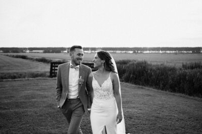 Zwart wit foto van bruidspaar tijdens Golden Hour - Freeland Farm Nigtevecht. 