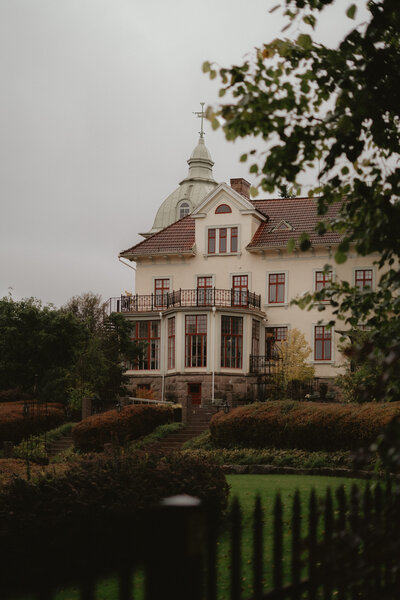 Emma och Lukas bröllop började på Varbergs Kusthotell med vigsel i Carl Larssons Hage