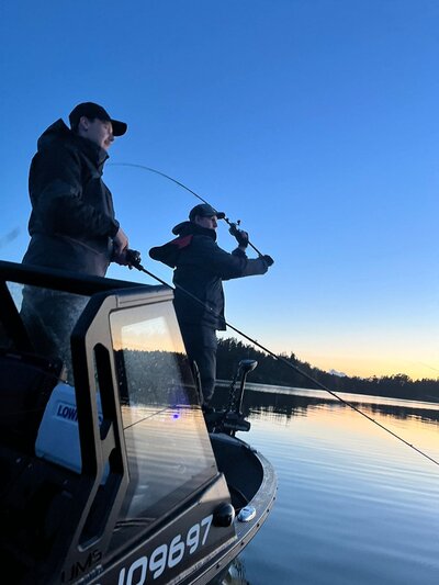kalastusta merellä hämärän aurongonlaskun aikaan