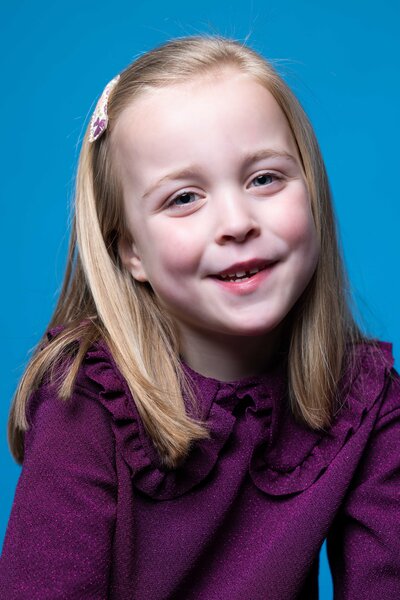 Lachend kind tijdens een spontane kinderportret fotoshoot in de studio van Studio 2Shoot in Eijsden