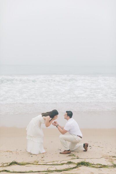 A man proposes to his girlfriend on the beach outside of Taylor Swift's house in Rhode Island.