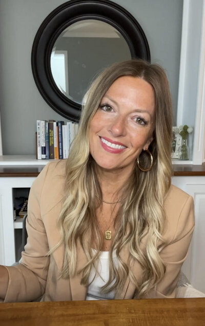 Jennifer Lindsey ultrasound business coach hosting podcast for sonographers