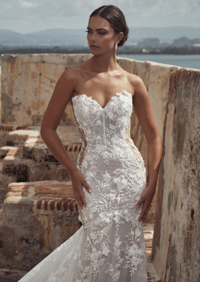 Calla Blanche model bride in a fitted, strapless, sweetheart wedding dress.