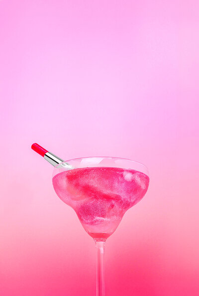 Photo d’un verre cosmétique rose avec mise en scène colorée réalisée par Studio Helloday.