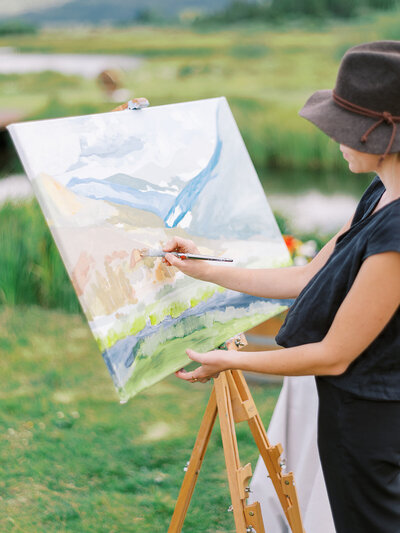 wedding artist painting during ceremony