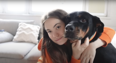 Picture oft the founder with her dog Aria