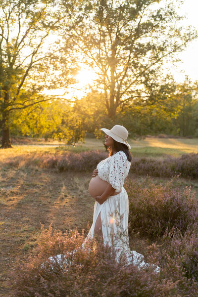 zwangere mama tijden het gouden uurtje op de Kesselse Heide in Nijlen gefotografeerd door Digidroom in Malle, Antwerpen