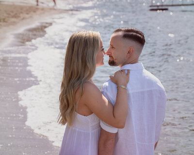 Mor, far og to barn under en familiefotografering i Oslo-området