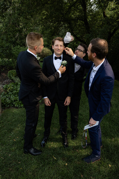 Jeune marié avec ses garçons d'honneur avant la cérémonie de mariage