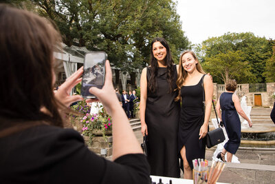 Montreal wedding artist capturing group portraits during a live event