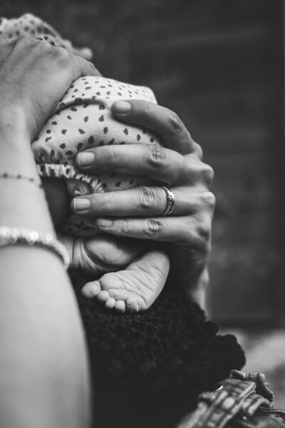 seance photo peau a peau avec bébé neuchatel - photographe nouveau ne a la maison - berangere photographie