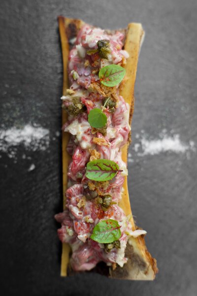 Tartare de bœuf traditionnel servi au Bistro des Lettres, cuisine française raffinée dans le Quartier Latin à Paris.
