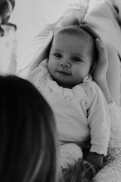 Zwart-witfoto van een huilende baby, met een expressie van verdriet en onrust op zijn gezicht.