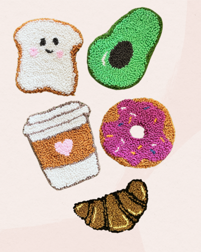 Een aantal voorbeelden van punch needle onderzetters; toast, avocado, take-away koffie, donut en croissant. Te maken tijdens workshop