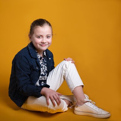 Lachend kind tijdens een spontane kinderportret fotoshoot in de studio van Studio 2Shoot in Eijsden