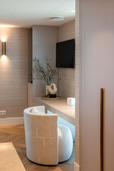 Deze op maat ontworpen werkhoek laat zien hoe functionaliteit en sfeer perfect samenkomen in een luxe villa.