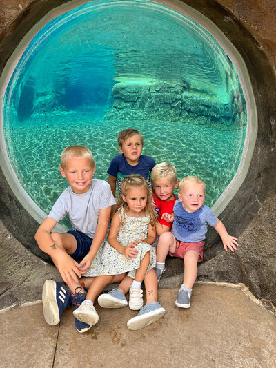 children in front of aquarium