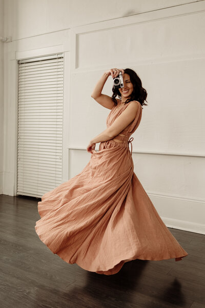 Nj photographer holding a camera. Maternity photographers nj, New Jersey Family photographers.