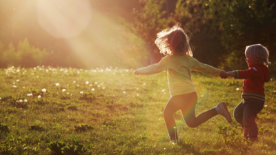 danse-enfants-nature-soleil-prairie