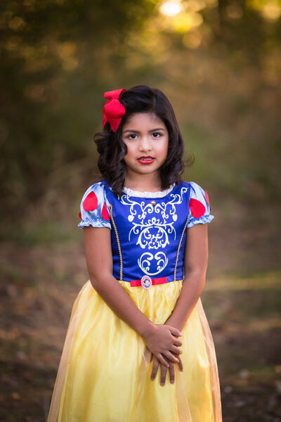 girl-with-snow-white-inspired-dress-and-red-bow-at-park-in-mansfield-tx
