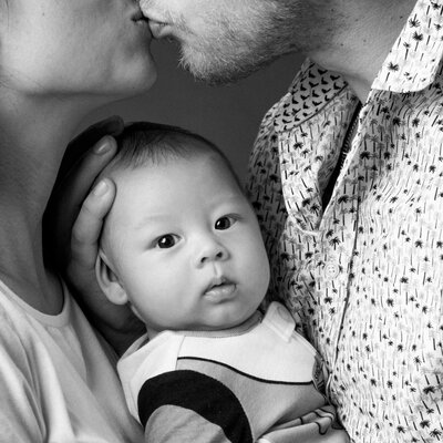 Maman et fille qui rigolent en shooting extérieur