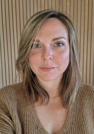 portrait d’Adeline Étienne, assistante administrative digitale indépendante chez AE Assistante