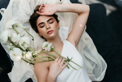 romantic bride with four poster bed