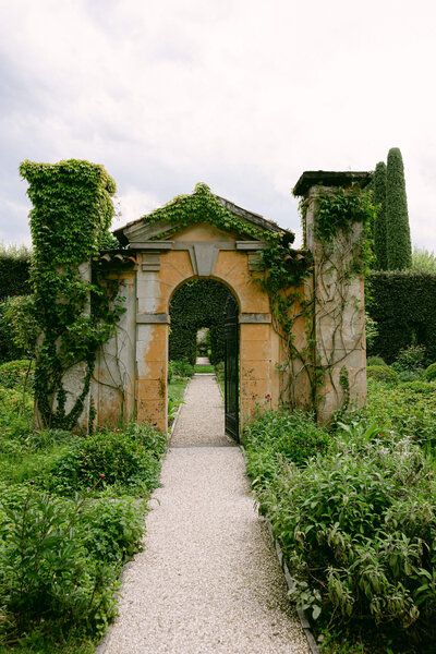 A wedding photo of the garden grounds of villa balbiano on Lake Como in Italy