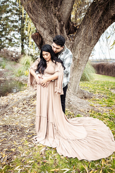 Couple maternity Under the Tree