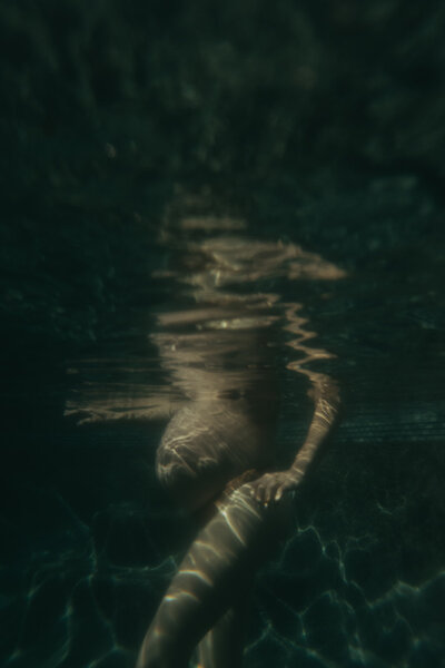 pregnant woman underwater maternity photos captured by NYC maternity photographer Elsie Goodman