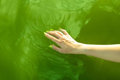 green nails water