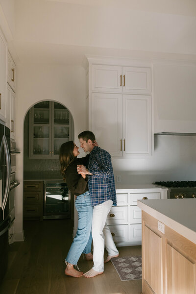 in home family newborn fresh 48 lifestyle session. christmas photos as new family of 3. cozy in comfort of own home in kansas