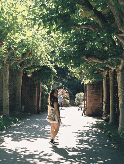 Virtual Assistant Vanessa is standing in the middle of a archway with her work tote bag.