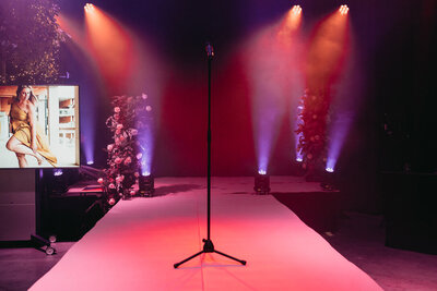 Podium met grote bloemeninstallaties