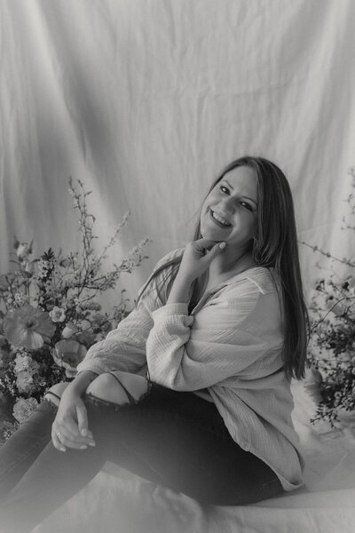 Fotografin Stephanie Widmer vor floralem Hintergrund

