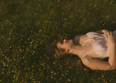 Corvallis, Oregon senior portrait on hillside