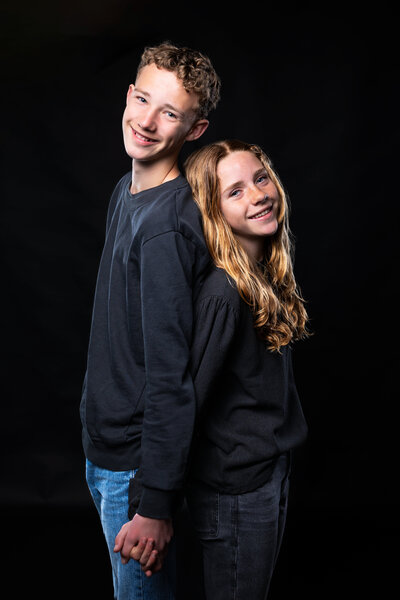 Karaktervol portret van een vrouw in de studio, met zachte belichting en een pure uitstraling door Studio 2Shoot.