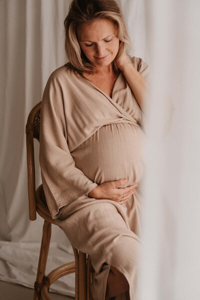 zwangerschaps fotoshoot in een studio Alkmaar Bellysisters met partner 