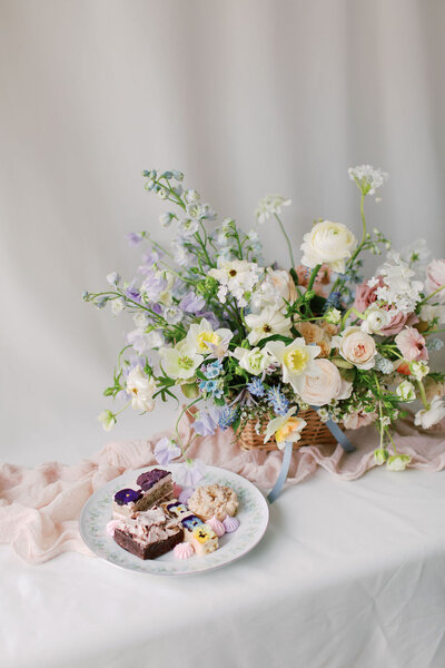 picture of white and green bridal bouquet