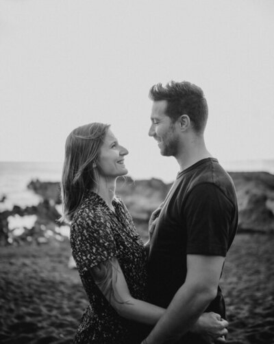 Auto-portrait de Deux Drôles d’Oiseaux, duo photographe et vidéaste de mariage, sur le point de vue du lac vert d’El Golfo à Lanzarote – repérage de destination pour un futur reportage