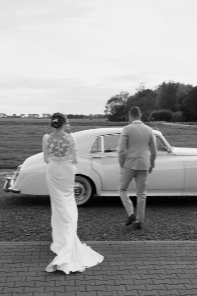 Getrouwd koppel op golfkar voor kasteel, gefotografeerd door trouwfotograaf Julia de Groot uit Utrecht