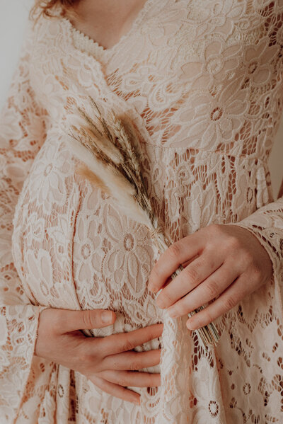 Prachtige foto's van jouw zwangerschap in de  lifestyle studio te Beveren.