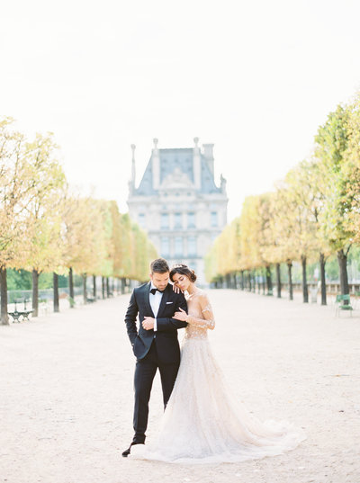 Bride and groom at Jardin des Tuileries in Paris, France