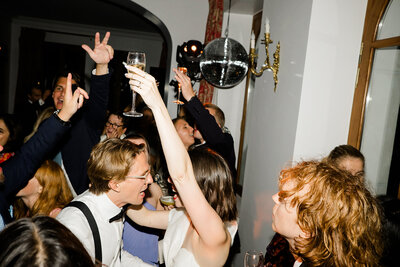 fun-disco-dancing-wedding-reception-by-rachel-pietri-paris-wedding-photographer