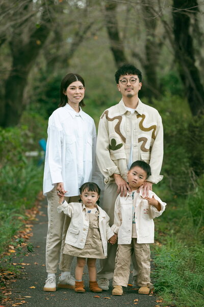 自宅で撮影した楽しそうな家族写真。