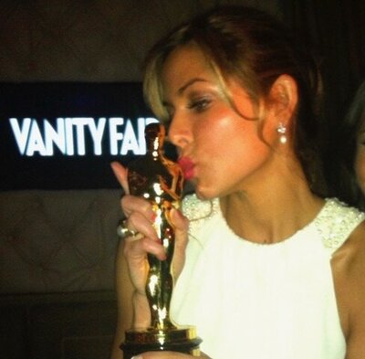 Anna kissing an Oscar
