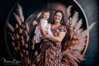 Prescott AZ maternity photographer Melissa Byrne highlights bold colors